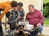 Test eines reparierten Funkgerätes (Photo: DO1SFY)
