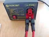 Der Adapter fertig montiert mit zwei angeschlossenen Geräten.