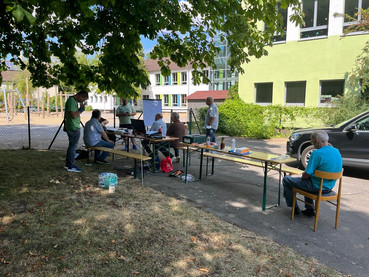 Workshopteilnehmer bei strahlendem Sonnenschein im Hof