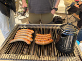 Catering, ein Grill mit Würstchen und einer Kaffeekanne (Photo: DO1SFY)