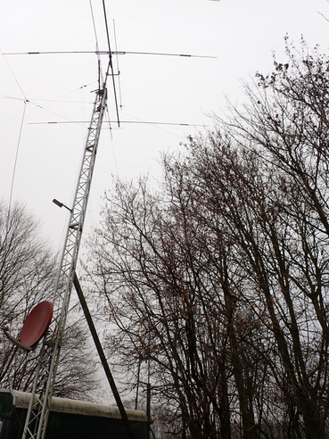 zu sehen ist eine KW Beam und einige Drahtantennen.