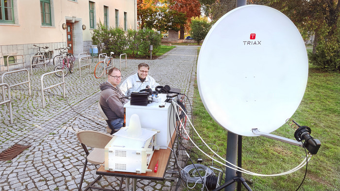 Thomas und Sebastian mit Parabolantenne