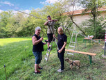 Robert, Michael, Jerome und Hund beim Antennenbau