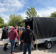 Abbau mit vereinten Kräften, Verladen des Pavillongestänges  (Photo: DO1SFY)