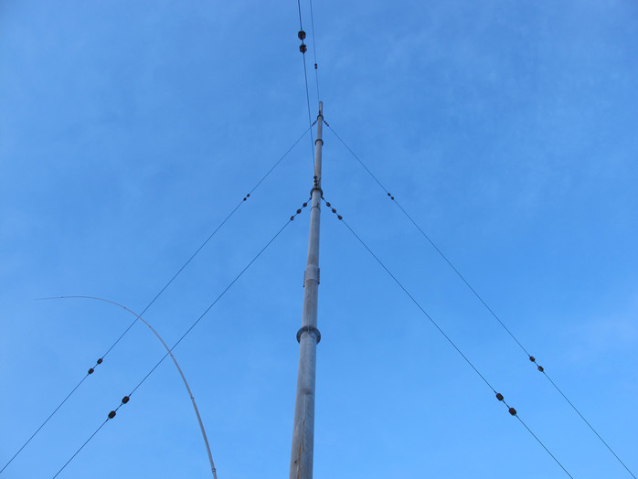 Der Antennenmast mit Abspannung