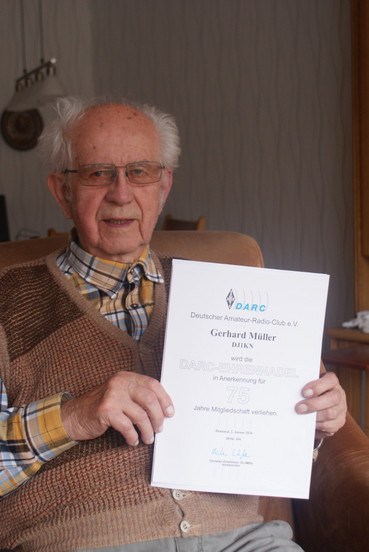 Gerhard DJ1KN mit Urkunde zur 75jährigen DARC-Mitgliedschaft