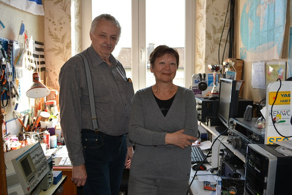 Fred, DL5YM, und Tina, DL5YL, allerdings nicht im heimischen Shack, sondern als Gast-OPs bei F5JER Bild Fred, DL5YM, und Tina, DL5YL, allerdings nicht im heimischen Shack, sondern als Gast-OPs bei F5JER