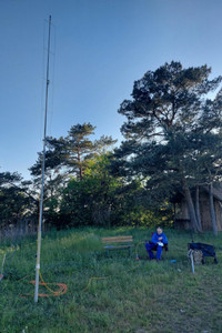 Ein Funkamateur arbeitet in freier Natur an seiner Portabelstation
