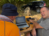 Zwei Funkamateure an der UKW-Station, auf dem Tisch eine Laptop als elektronisches Logbuch.