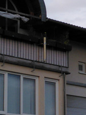 Montage am Geländer mit Überhang. Wichtig ist hier die Zugentlastung!
