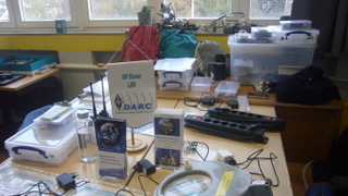 Schüler experimentieren mit Breadboard und ESP32