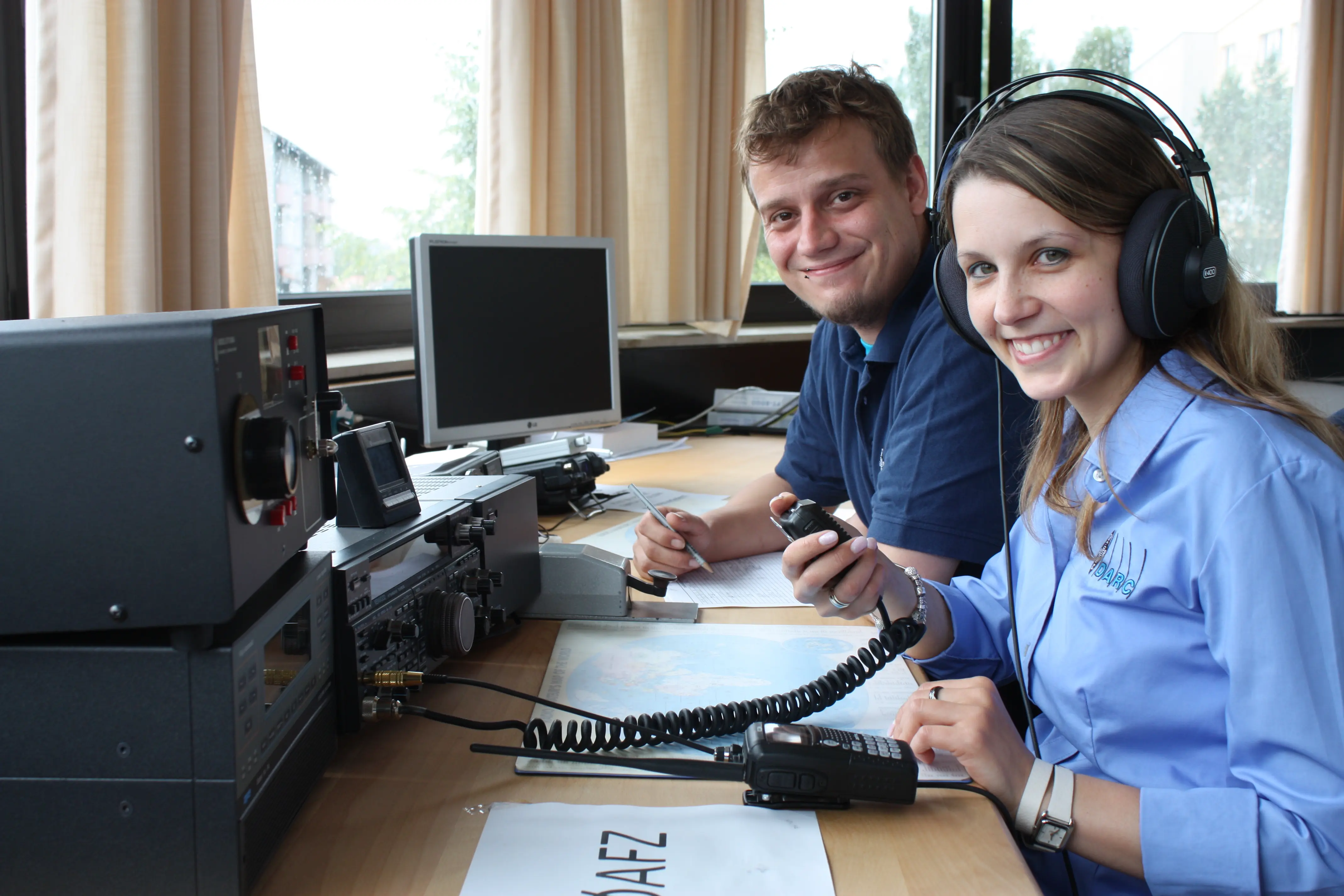 Jugentliches Pärchen am Funkgerät