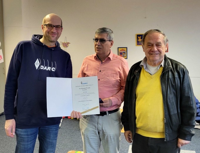 Von Links: Distriktsvorsitzender Tobias DC3TC, 1. OVV Josef und Jubilar für 40 Jahre Mitgliedschaft Wolfgang DL2RDE
